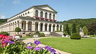 Der Schlosspark im Staatsbad Bad Brückenau ist für eine Blumenpracht bekannt.