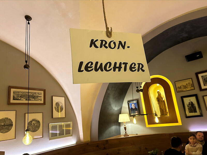 Im Ratskeller, der unter neuer Leitung eröffnet worden ist, gibt es viel zu Sehen und Entdecken – unter anderem diese ungewöhnlichen „Platzhalter“.