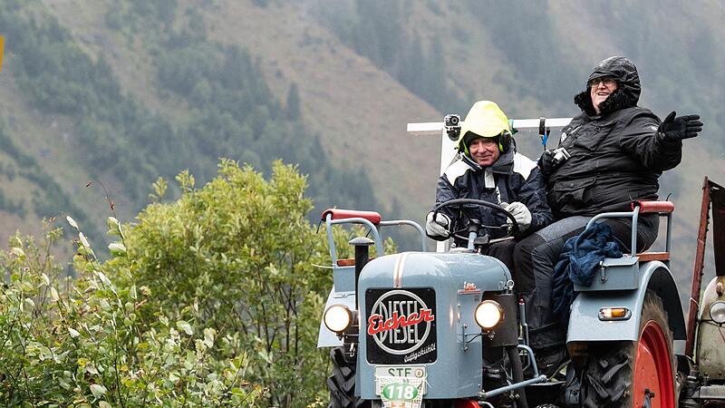 Warm eingepackt tuckern Walter Mackert und sein Beifahrer Bertram Lindner mit dem Eicher die Gro&szlig;glocknerstra&szlig;e hoch. Sie haben die Startnummer 118.