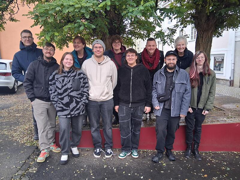 Nach der Nominierung ihrer Listen für die Coburger Stadtrats- und Kreistagswahl haben sich Kandidierende der Partei „Die Linke“ für dieses Foto zusammengestellt.