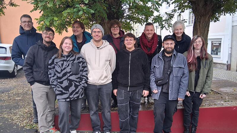 Die Linke Coburg Nach der Nominierung ihrer Listen für die Coburger Stadtrats- und Kreistagswahl haben sich Kandidierende der Partei „Die Linke“ für dieses Foto zusammengestellt.