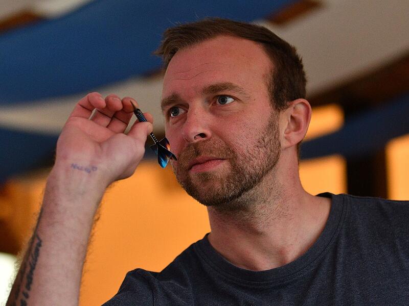 Steffen "The Long One" H&ouml;nninger spielt nicht nur Fu&szlig;ball und kegelt beim PSV Franken Neustadt. Er ist auch leidenschaftlicher Dartsspieler. Zuletzt spielte er beim Turnier in Obersdorf mit.