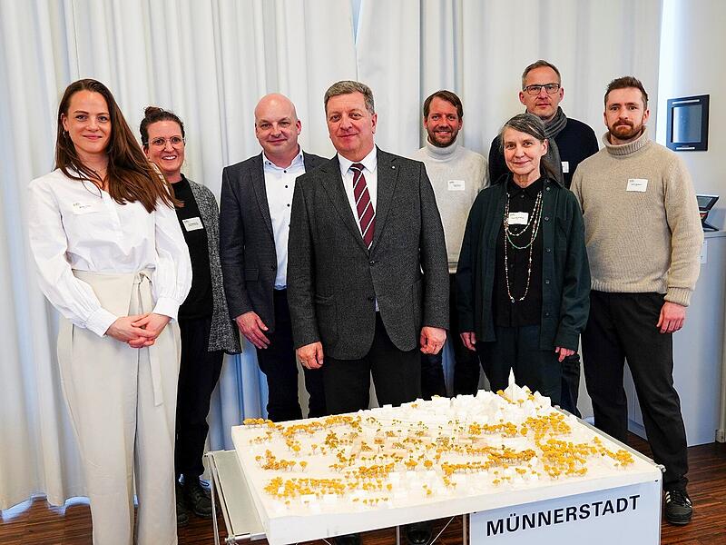 Der Staatsminister Christian Bernreiter und das Projekt Treibhaus-Team. V.l. Miriam Horst, Eva Kusebauch, BGM Michael Kastl, Staatsminister Christian Bernreiter, Kilian Düring, Ines-Ulrike Rudolph, Stefan Richter, Moritz Salzmann