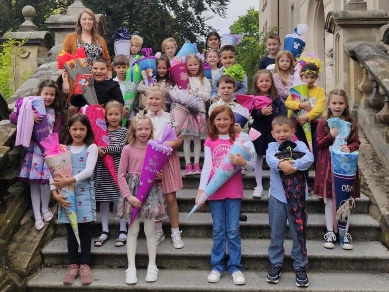 Die Klasse 1b der Pestalozzi-Grundschule in Kulmbach  vor dem Schulgebäude mit ihrer Klassenlehrerin  Elena Burger2022 Schulanfang