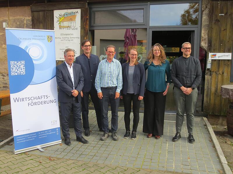 Landrat Alexander Tritthart, Wolfram Leistner, Gesch&auml;ftsf&uuml;hrer Firma Eisen, Norbert Ratzke, Leiter Jobcenter, Larissa Muswieck und Jutta Feigl, beide Taskforce Fachkr&auml;ftesicherng sowie Florian Friedrich, Agentur f&uuml;r Arbeit, (von links) trafen sich zum diesj&auml;hrigen Wirtschaftsgespr&auml;ch.