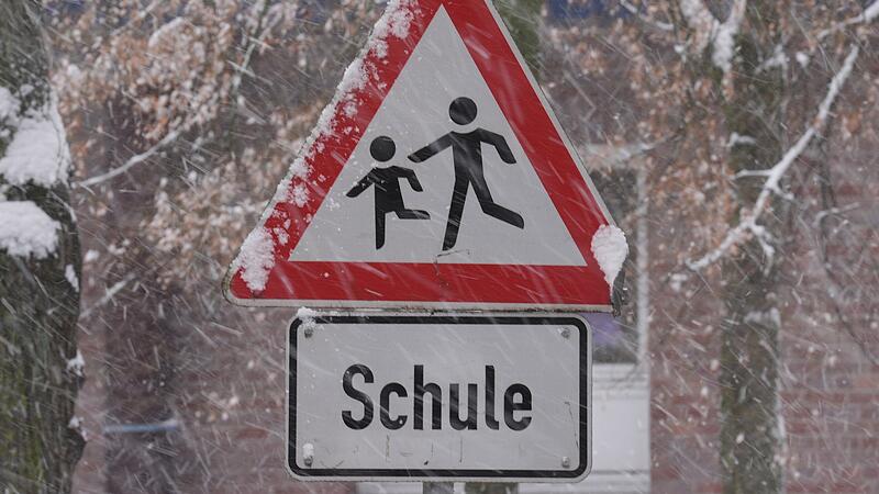 Wegen des starken Schneefalls f&auml;llt am Montag (26. Januar) f&uuml;r Tausende Sch&uuml;lerinnen und Sch&uuml;ler in Bayern die Schule aus. Betroffen sind auch Einrichtungen in den Landkreisen Forchheim und Erlangen-H&ouml;chstadt.