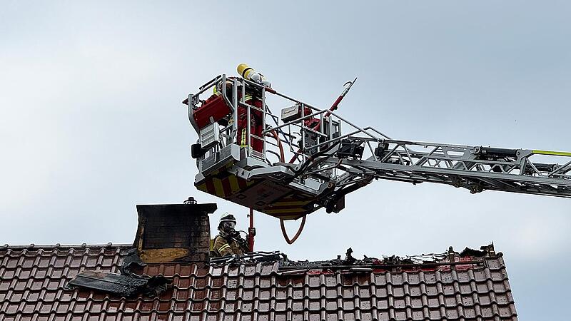 Gewitterfront &uuml;ber Oberfranken: Blitzeinschlag setzt Dachstuhl von Wohnhaus in Brand