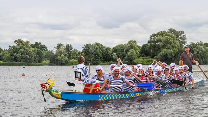 Mit Spitzenh&auml;ubchen und Drachenboot: Diese Mannschaft nannte sich die Camping-Matrosen.