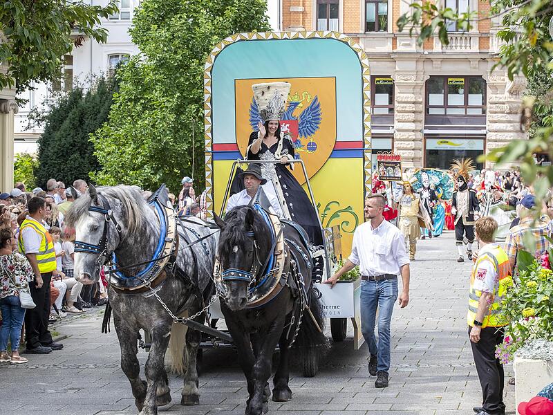 Tausende Besucherinnen und Besucher säumten beim Rakoczy- Festzug am Sonntag in Bad Kissingen die Straßen und bewunderten die Historischen Persönlichkeiten. Tausende Besucherinnen und Besucher säumten beim Rakoczy- Festzug am Sonntag in Bad Kissingen die Straßen und bewunderten die Historischen Persönlichkeiten.