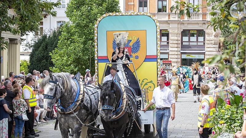 Tausende Besucherinnen und Besucher s&auml;umten beim Rakoczy- Festzug am Sonntag in Bad Kissingen die Stra&szlig;en und bewunderten die Historischen Pers&ouml;nlichkeiten.