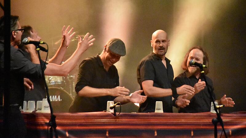 „John Kanaka“ mit Cups-Begleitung und artistischer Einlage.
