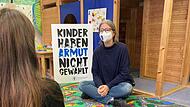 Bettina D&ouml;rfling vom Kinderschutzbund h&ouml;rt den Schilderungen von Johanna* zu.