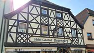 Positives Beispiel f&uuml;r denkmalgesch&uuml;tzte Geb&auml;ude in gutem Zustand: der Hotel-Gasthof Reseng&ouml;rg in der Hauptstra&szlig;e. Dies trifft nicht f&uuml;r alle historischen Geb&auml;ude in Ebermannstadt zu.Forchheim & Fr&auml;nkische Schweiz
