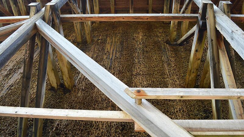 Blick von unten nach oben: Die verzinkten Stahlverbindungsteile in der Holzkonstruktion des Gradierbaus sind im Lauf der Jahre durch die herabrieselnde Sole korrodiert.