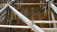 Blick von unten nach oben: Die verzinkten Stahlverbindungsteile in der Holzkonstruktion des Gradierbaus sind im Lauf der Jahre durch die herabrieselnde Sole korrodiert.