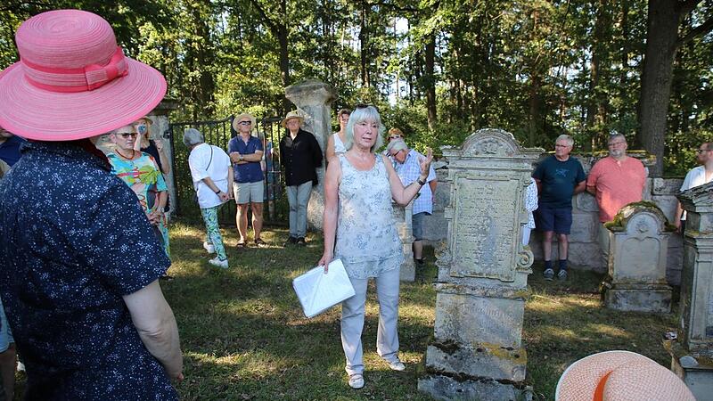 Gaby Schuller erläuterte auch die Biografien der auf dem jüdischen Friedhof bestatteten Menschen.