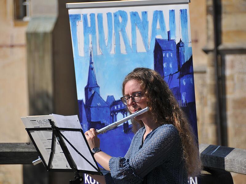 Bei der Vernissage gab es nicht nur bildende Kunst zu sehen, sondern auch kunstvolle Töne zu hören. Dafür sorgte die Flötistin Svenja Kuczius vom Musikverein Thurnau.