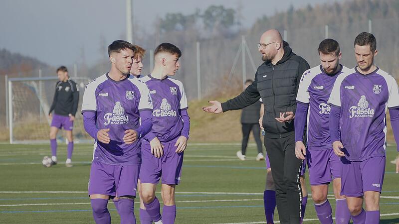 Redebarf hatten die Bamberger schon w&auml;hrend und nach dem Spiel, wie hier Jan Gernlein mit Teilen seines Teams zur Halbzeitpause.