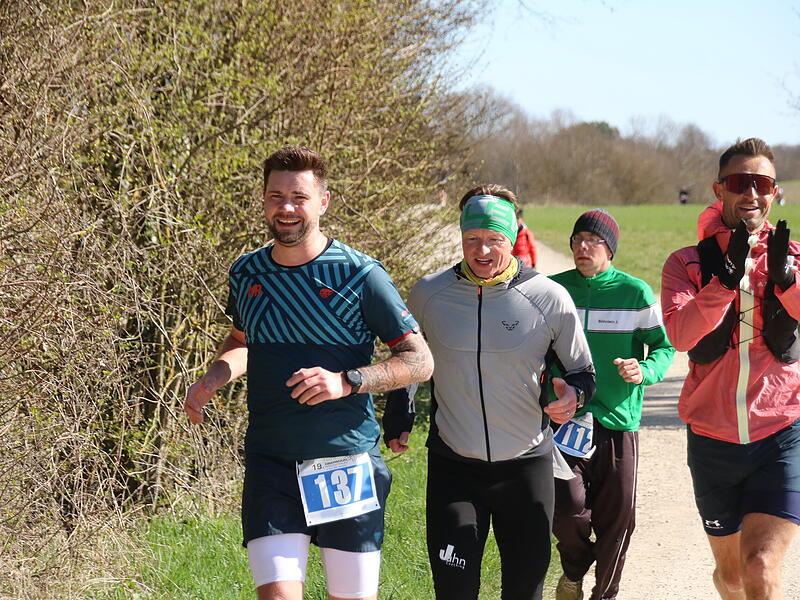 Strahlender Sonnenschein, aber nur niedrige Plusgrade erwartete die L&auml;ufer beim 19. Obermain-Marathon rund um Bad Staffelstein. Die Marathon-Strecke f&uuml;hrte wieder an den beiden Wahrzeichen der Kurstadt, dem Kloster Banz und der Basilika Vierzehnheiligen vorbei.