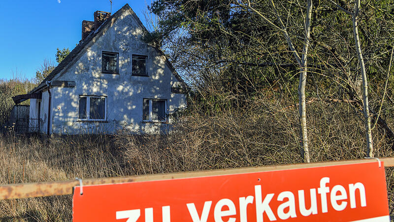 Die Erbschaft von Immobilien kann sehr teuer werden. Wer die Kosten selbst nicht tragen kann, wird oft zum Verkauf des vererbten Hauses gezwungen.