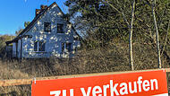 Die Erbschaft von Immobilien kann sehr teuer werden. Wer die Kosten selbst nicht tragen kann, wird oft zum Verkauf des vererbten Hauses gezwungen.