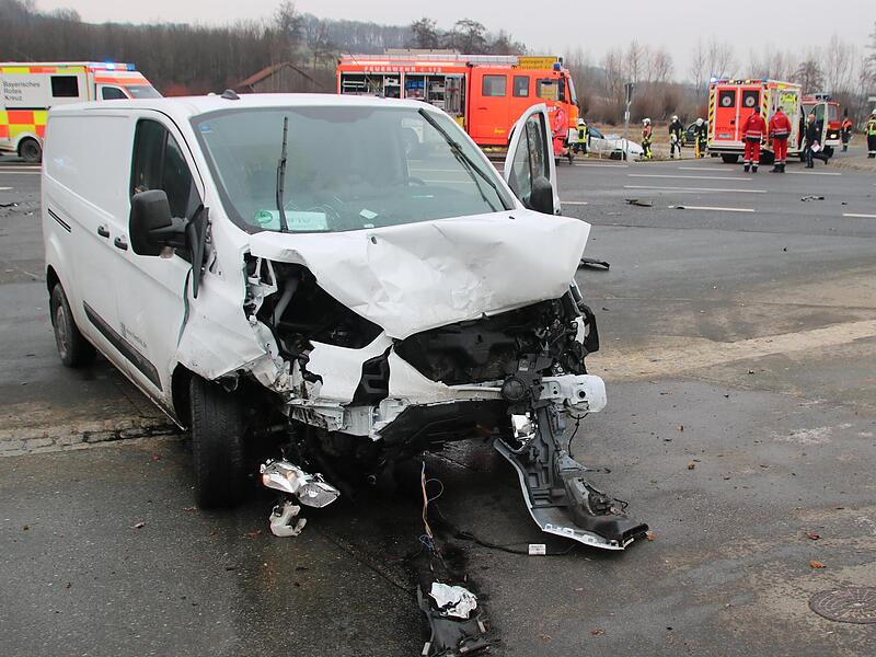 Der 32-jährige Fahrer dieses Lieferwagens wurde schwer verletzt in eine Klinik eingeliefert.