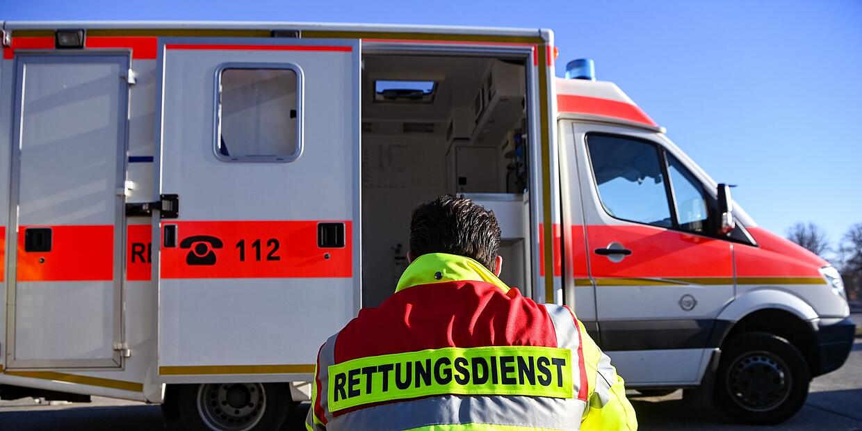 81-Jähriger prallt mit Auto gegen Baum und stirbt