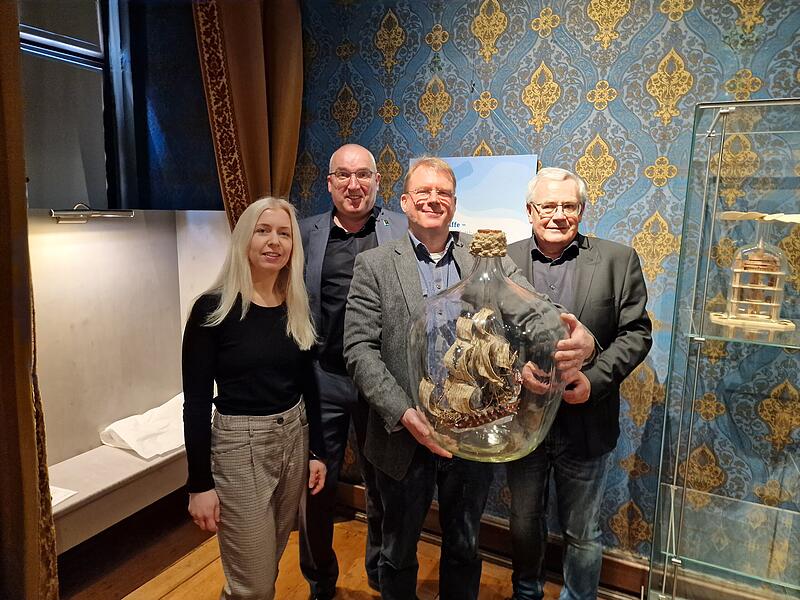 Saisonstart f&uuml;r die Museen Schloss Aschach mit einer Buddelschiffausstellung. Von links: Museumsleiterin Josefine Gl&ouml;ckne, Bad Bocklets B&uuml;rgermeister  Andreas Sandwall, Matthias Schultz (Buddelschiffbauer mit seinem Weltrekordschiff) sowie Stefan Funk (Bezirkstagspr&auml;sident Unterfranken).