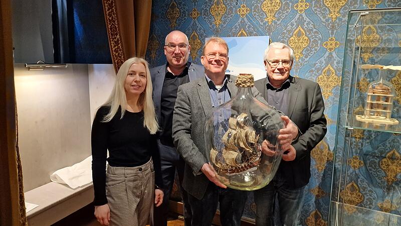 Saisonstart f&uuml;r die Museen Schloss Aschach mit einer Buddelschiffausstellung. Von links: Museumsleiterin Josefine Gl&ouml;ckne, Bad Bocklets B&uuml;rgermeister  Andreas Sandwall, Matthias Schultz (Buddelschiffbauer mit seinem Weltrekordschiff) sowie Stefan Funk (Bezirkstagspr&auml;sident Unterfranken).
