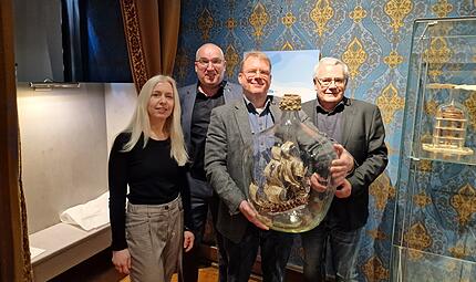 Saisonstart f&uuml;r die Museen Schloss Aschach mit einer Buddelschiffausstellung. Von links: Museumsleiterin Josefine Gl&ouml;ckne, Bad Bocklets B&uuml;rgermeister  Andreas Sandwall, Matthias Schultz (Buddelschiffbauer mit seinem Weltrekordschiff) sowie Stefan Funk (Bezirkstagspr&auml;sident Unterfranken).