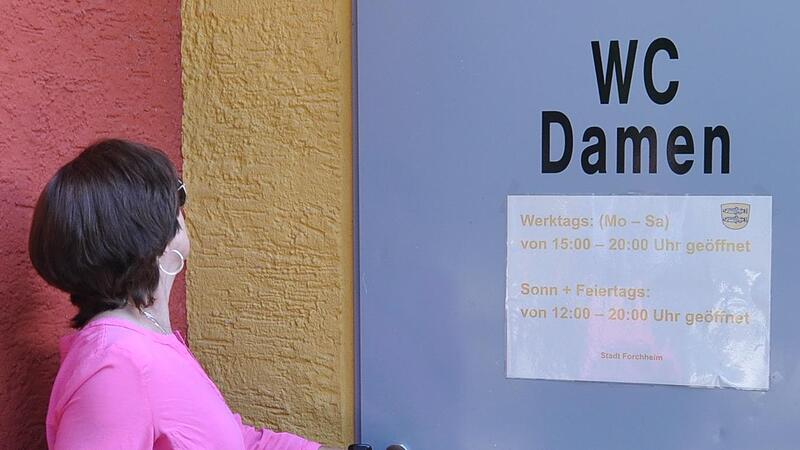Laut Schild an der T&uuml;r sollte die Toilette am Kellerwald an Christi Himmelfahrt ge&ouml;ffnet sein. Sie ging jedoch nicht auf.Forchheim & Fr&auml;nkische Schweiz