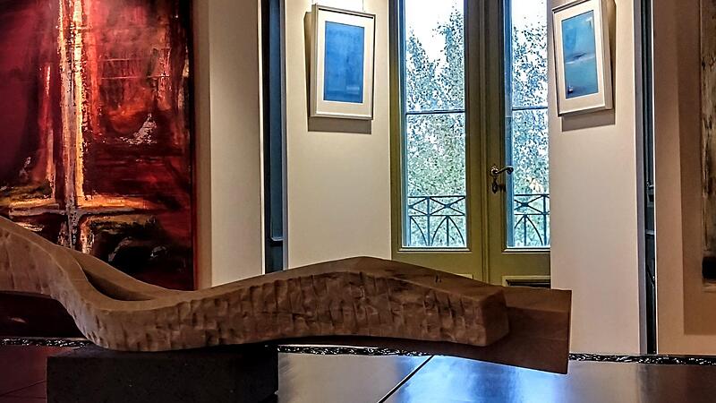 Eine neue Ausstellung im Kunstforum Hohenstein kombiniert Skulpturen von Frank Teufel (im Vordergrund) mit Malerei von Todd Williamson.