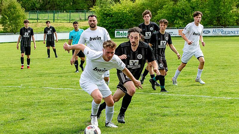 Der Mainleuser am Ball Michael Dik  (links) glich f&uuml;r die TSCler kurz vor der Pause zum 2:2 aus. In der Schlussphase machte die Heimelf dann  den Sack gegen die SpVgg Wonsees zu.
