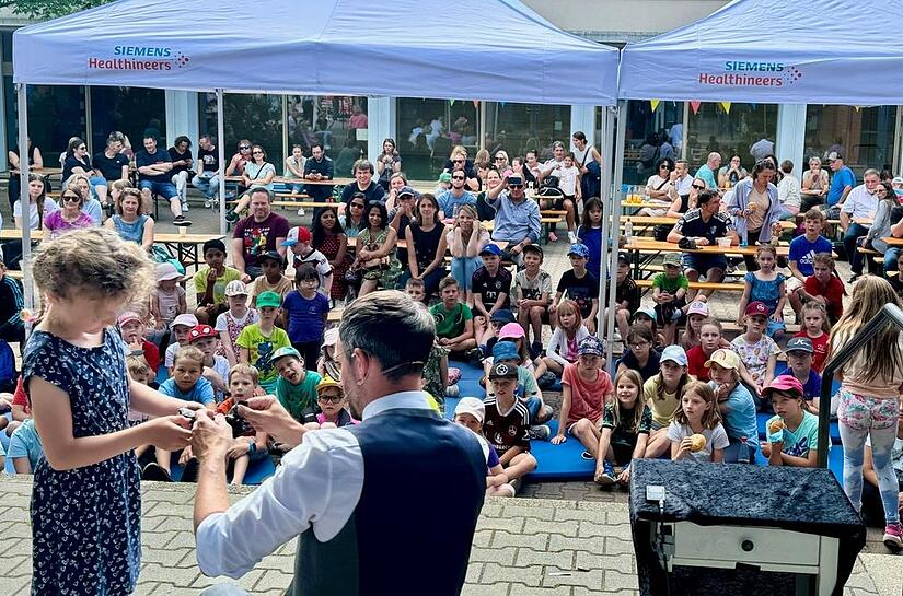 Zauberer Jo Mayr zeigt den Kindern in Weisendorf seine Tricks.