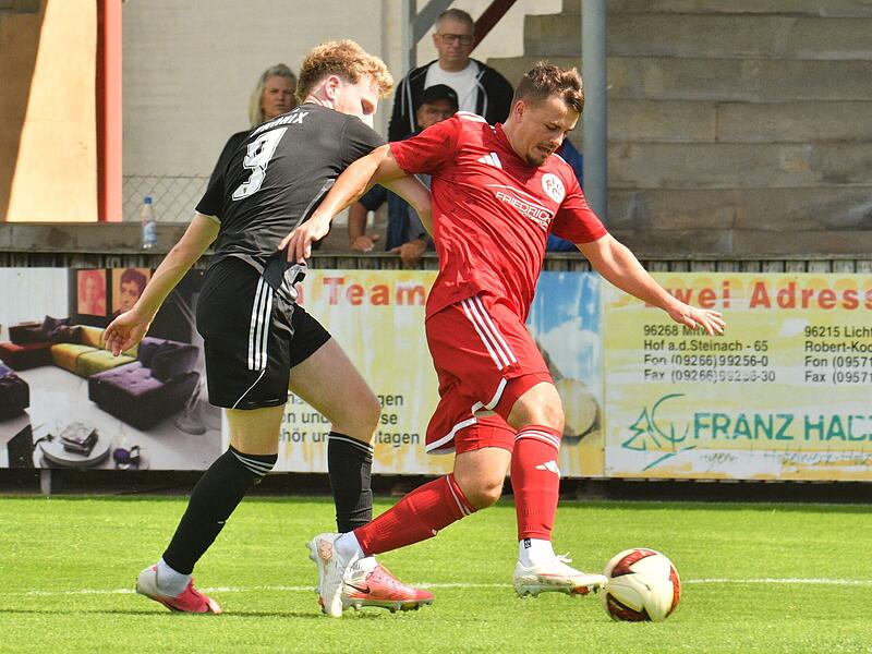 Der Lichtenfelser Edgar Wagner (rechts) setzt sich gegen Mirco Sawinsky durch und behauptet den Ball.