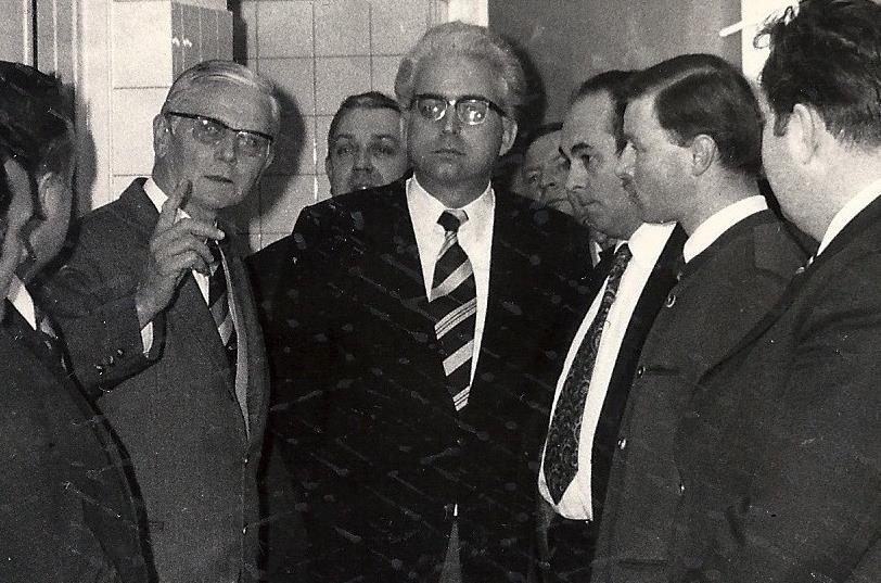 Rundgang im Eberner Krankenhaus nach der ersten Umbaumaßnahme im Jahr 1973: Daran nahmen der frühere Chefarzt Dr. Wilhelm Stark (links) und der damalige Landrat Walter Keller (Dritter von links) teil. Rundgang im Eberner Krankenhaus nach der ersten Umbaumaßnahme im Jahr 1973: Daran nahmen der frühere Chefarzt Dr. Wilhelm Stark (links) und der damalige Landrat Walter Keller (Dritter von links) teil.