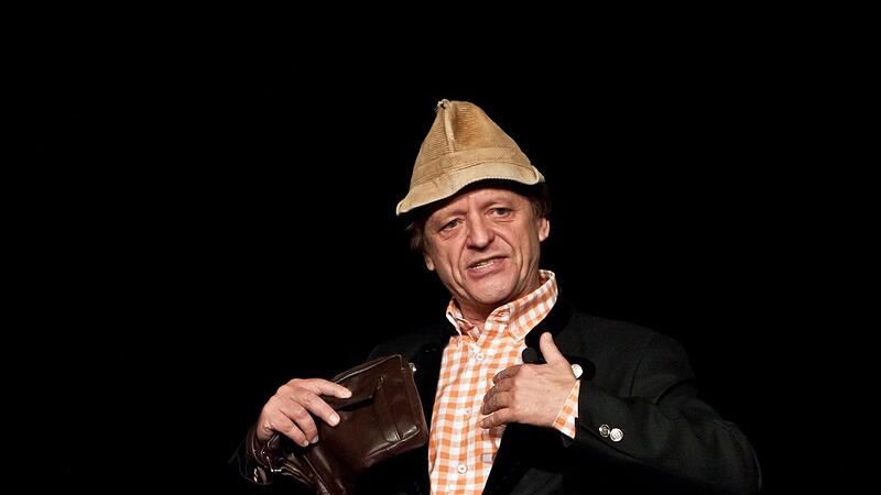 Ohne sei T&auml;schli geht der Erwin Pelzig nicht auf die B&uuml;hne. Unser Bild des W&uuml;rzburger Kabarettisten  Frank-Markus Barwasser entstand in Coburg im Kongresshaus im Mai 2014