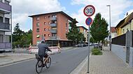 Die Grünen versprechen sich durch mehr Tempo 30 im Stadtgebiet mehr Lebensqualität der Bevölkerung. Bürgermeister German Hacker verweist auf die Regelungen in Herzogenaurach, die bereits flächendeckend Tempo 30 vorsehen. Dennoch müssen für Hacker ...