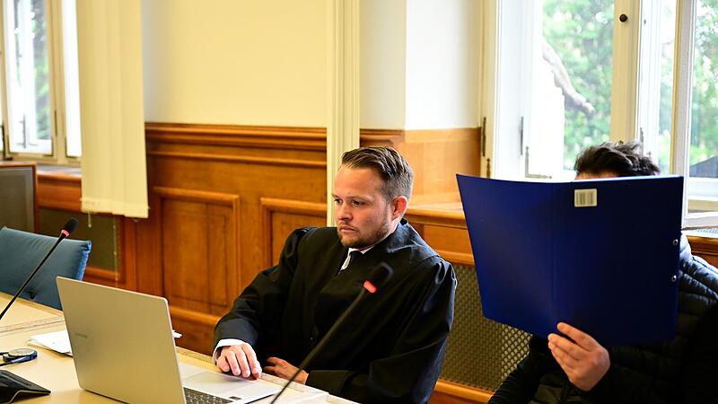 Rechtsanwalt Manuel Hemm aus Bamberg und der Angeklagte