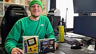 Influencer Jonas Steinbeißer aus Coburg Ganz in grün: Jonas Steinbeißer alias der Fustler sitzt in seinem Streamingzimmer. Vor ihm stehen zwei seiner Lieblingssammelstücke: ein originaler Gameboy-Colour und ein Videospiel.