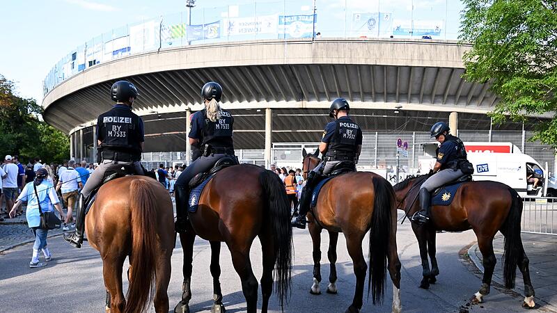 Polizei bei Fußballspiel Polizei bei Fußballspiel