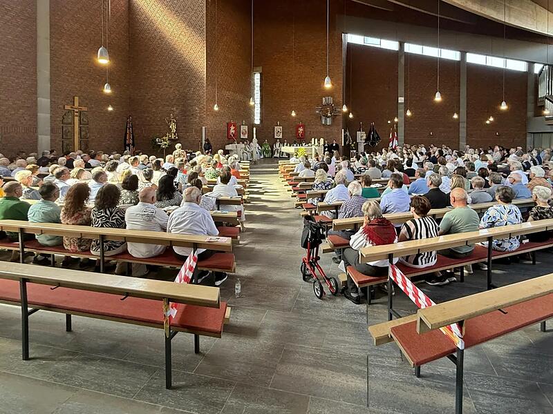 Bis auf den letzten Platz war die Kirche in Herschfeld beim Abschiedsgottesdienst von Pfarrer Thomas Ke&szlig;ler besetzt. Mit ihm standen viele Priester und Diakone aus dem Pastoralen Raum Bad Neustadt am Altar.