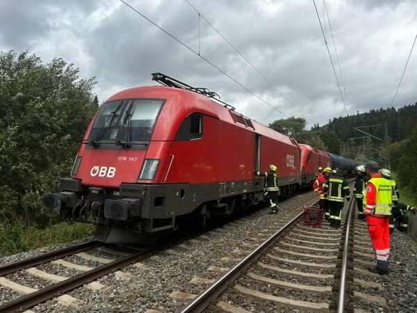 Sechs Wehren wurde wegen des Brandes in einer Lok der Deutschen Bahn alarmiert. Sechs Wehren wurde wegen des Brandes in einer Lok der Deutschen Bahn alarmiert.