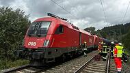 Sechs Wehren wurde wegen des Brandes in einer Lok der Deutschen Bahn alarmiert.