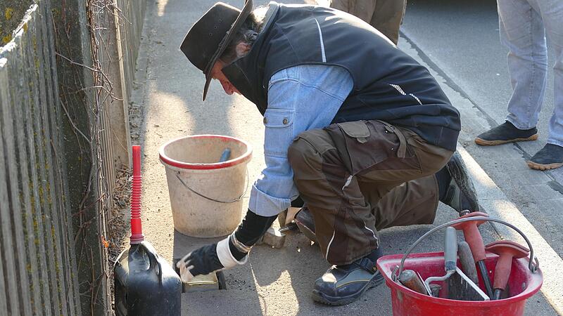 Gunter Demnig kümmert sich selbst um die Verlegung der neuen Stolpersteine.