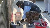 Gunter Demnig kümmert sich selbst um die Verlegung der neuen Stolpersteine. Gunter Demnig kümmert sich selbst um die Verlegung der neuen Stolpersteine.
