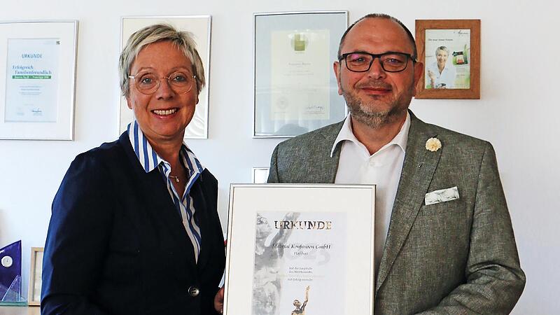 Maintal Geschäftsführerin Anne Feulner und Verkaufsleiter Markus Seitz mit der Nominierung für die Jurystufe des Mittelstandspreises. Maintal Geschäftsführerin Anne Feulner und Verkaufsleiter Markus Seitz mit der Nominierung für die Jurystufe des Mittelstandspreises.