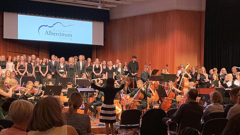 Es erklingt die neue Hymne des Albertinums: Chöre, das Orchester – und der Unterstufenchor ist auf diesem Foto noch nicht einmal zu sehen.
