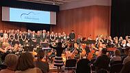 Es erklingt die neue Hymne des Albertinums: Chöre, das Orchester – und der Unterstufenchor ist auf diesem Foto noch nicht einmal zu sehen.