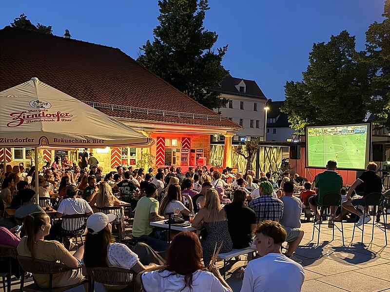 Public Viewing ParadeplatzForchheim & Fränkische Schweiz Zusammen ist man weniger allein – das gilt auch beim Fußballschauen. Während die Leute das Public-Viewing-Angebot wie hier in der Alten Wache auf dem Paradeplatz gut annehmen, meldet sich der Wirt nun mit einem Appell an seine Gäste zu Wort.